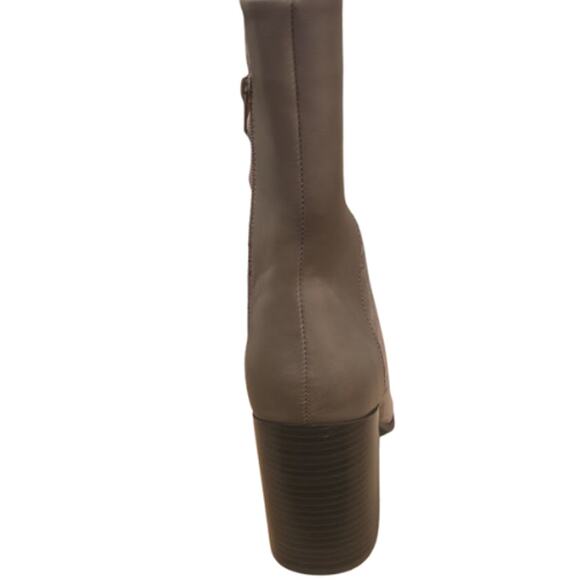 Journee Collection Sharlie Two-Tone Booties in Taupe New In Box Size 10 - Picture 3 of 7